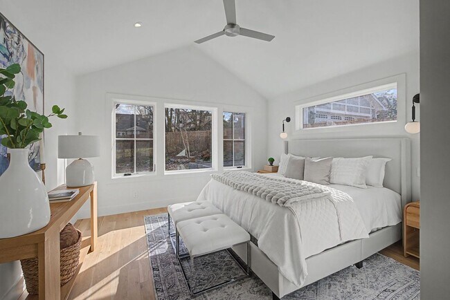 Building Photo - Stunning 5BR/3.5BA historic home located near Hillsboro Village!