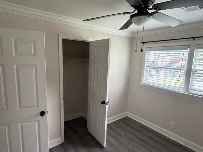 Building Photo - 3 BR/1BA | Newly Renovated Cottage| Cove security system| Fully fenced backyard