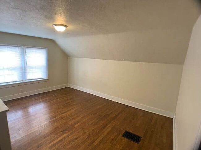 Building Photo - Duplex in Niles