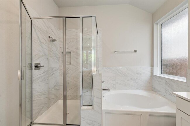 Building Photo - 9727 Birchwood Holw Trl