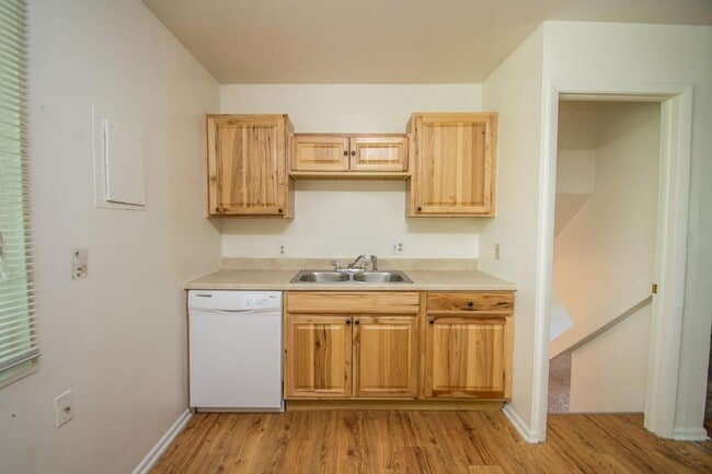 Building Photo - 3375 Moorhead Ave