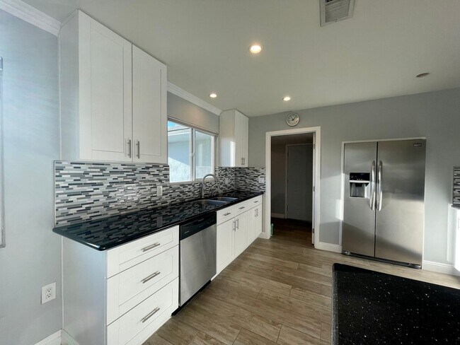 Building Photo - AVAILABLE NOW !! 2 Bedroom 2 Bathroom Home in Palm Desert Country Club!!