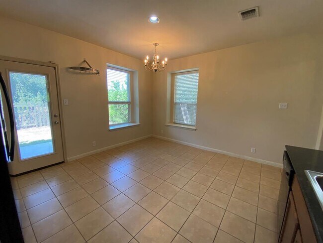 Building Photo - 2221 Nestlewood Dr