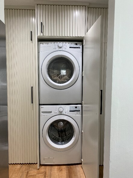 Building Photo - 3536 E Amelia Ave