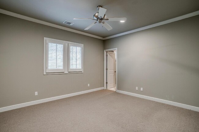 Building Photo - 2 bed, 2.5 bath Townhome Steps Off Camp Bo...