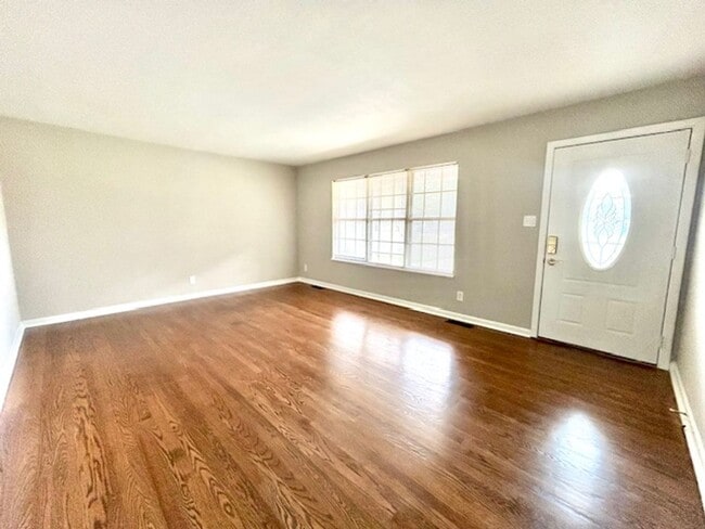 Building Photo - $500 Move In Special-or-$100 off monthly r...