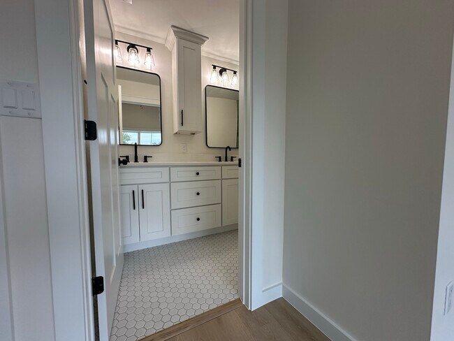 Building Photo - 207 Cherry Ave