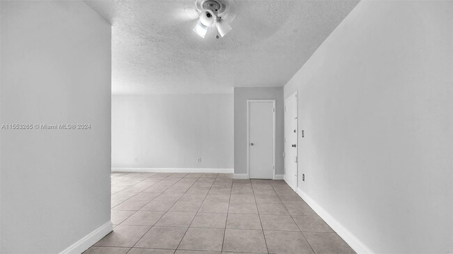 Building Photo - 1825 W 56th St