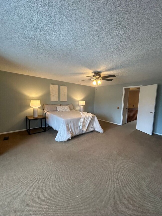 Building Photo - 5 BR/3 1/2 BA in the Desirable Meadowglen Community!!