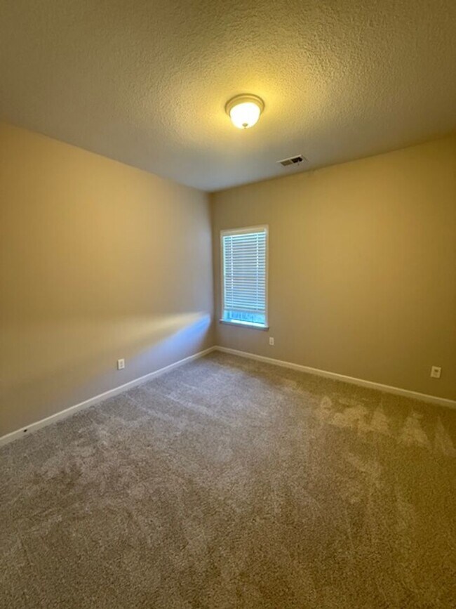 Building Photo - 3 bed 2 bath home with a large bonus room and an additional room that would be perfect for an off...