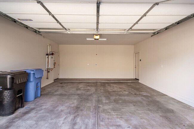 Building Photo - BEAUTIFUL PHOENIX HOME IN GATED COMMUNITY!