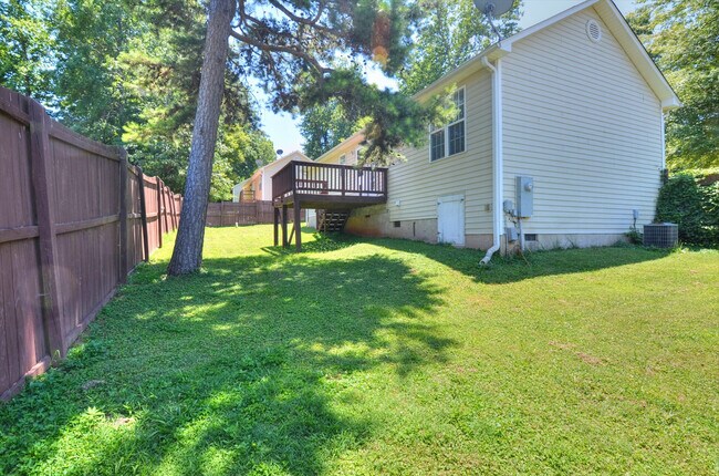 Building Photo - Three Bedroom House in Hillsborough - Available August 8th!
