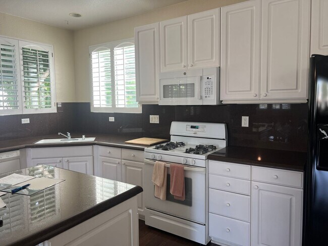 Building Photo - West Ventura Condo with a three car garage!