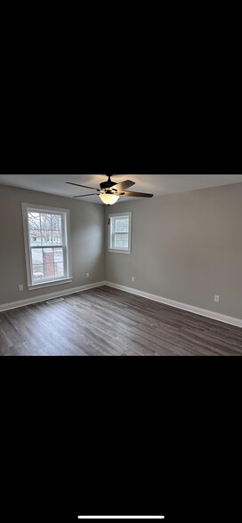 Master bedroom - 713 E Powell Ave