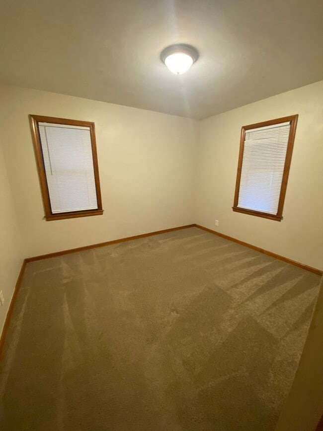 Building Photo - 3112 S Vermont Ave