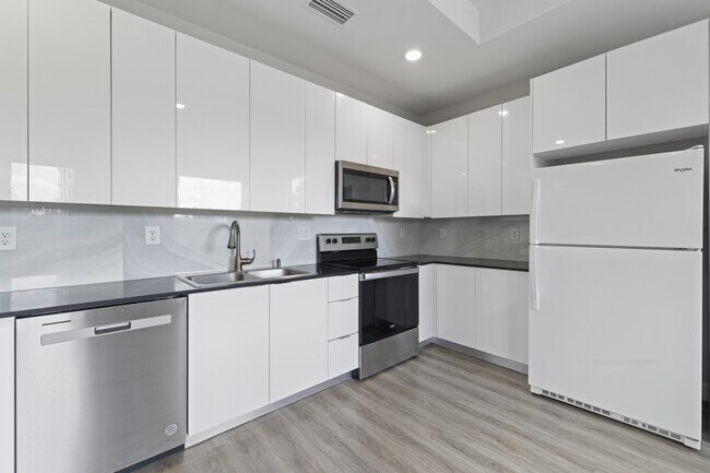 Building Photo - 679 Windermere Dr