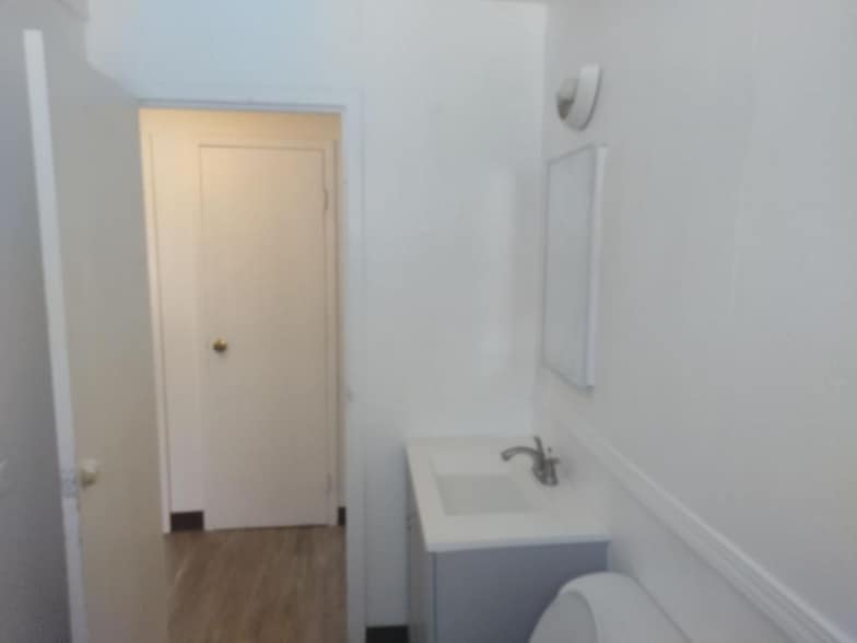 Building Photo - 11 E San Joaquin St