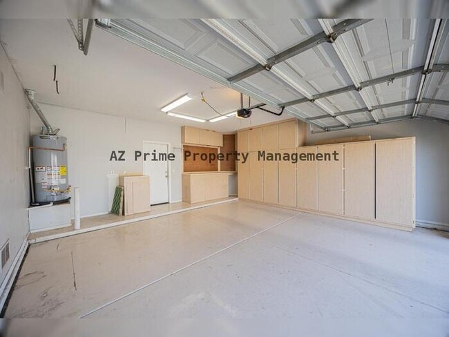 Building Photo - 873 W Tremaine Ave