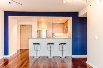 Building Photo - 250 King St