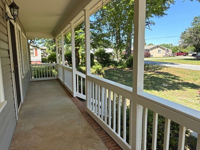 Building Photo - 2083 Ridgecrest Rd