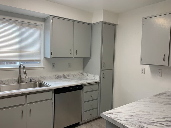 Building Photo - Super clean and move-in ready 3 Bedroom, 2 Bath!!