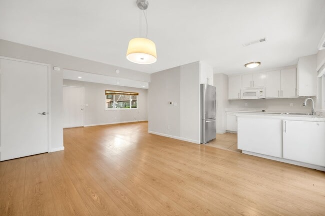 Building Photo - Spacious 4-Bedroom, 2.5-Bath Townhouse Clo...