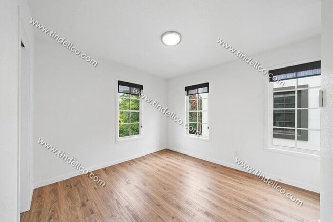 Building Photo - Sleek 3-Level Townhome in Hosford-Abernethy – Pet Friendly with W/S/G Included!
