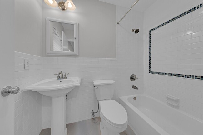 Building Photo - 900 NE 4th St