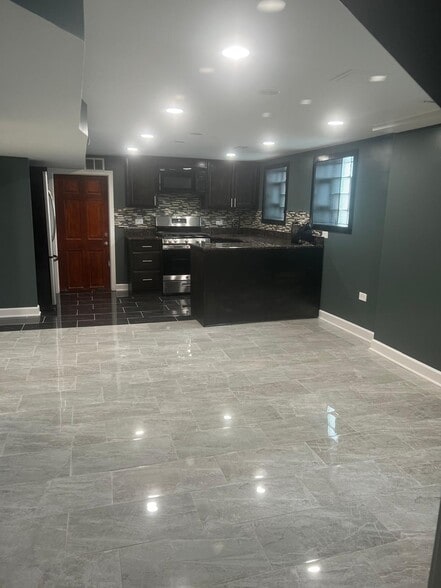 Building Photo - 6164 N Hamilton Ave