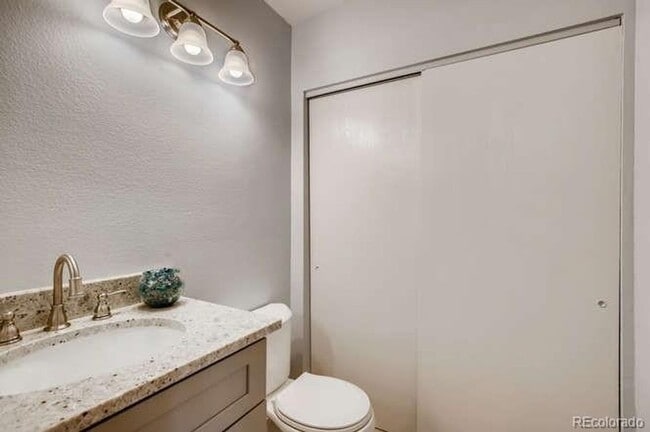 Building Photo - Beautifully Remodeled 3 bedroom Townhome in the Pinery.