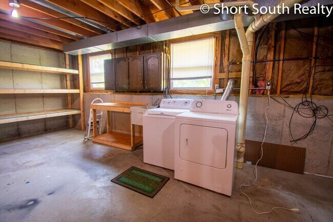 Building Photo - Rockford 4 bed 2.5 bath single family home.