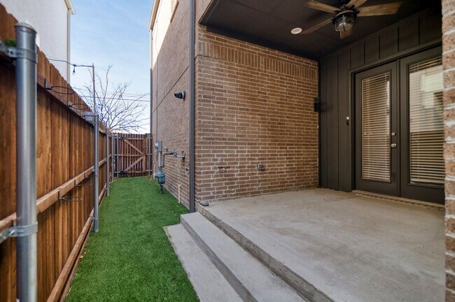 Building Photo - GORGEOUS 3 BEDROOM TOWNHOUSE LOCATED IN FORT WORTH!