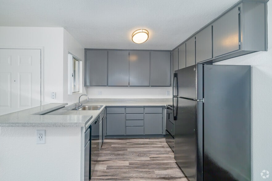 2BR, 1BA - 795SF - Kitchen - Carmel Pointe