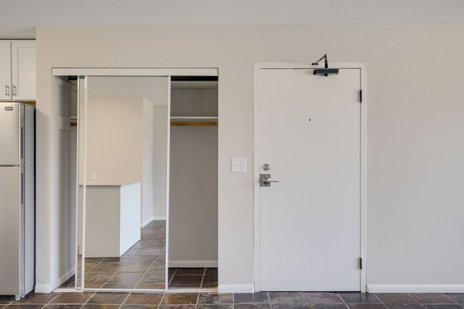 Building Photo - Remodeled Garden 2 bedroom