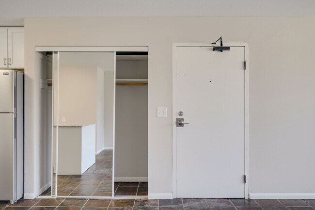 Building Photo - Spacious 2 Bedroom Garden