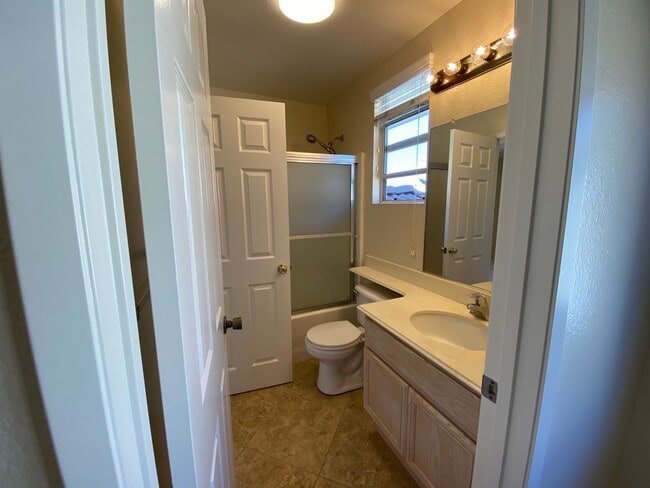 Building Photo - Beautiful Spacious 3BR/2.5BA Located in the Ivey Glenn Community!!