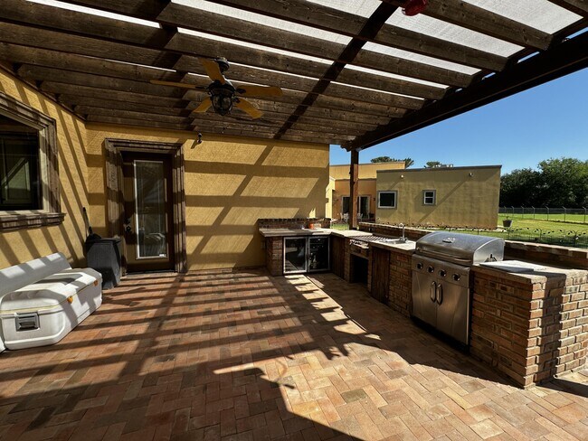 Building Photo - 5200 Garden Vly