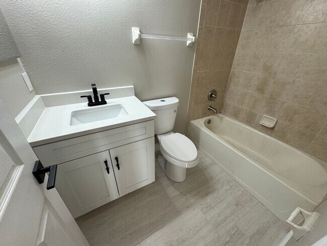 Building Photo - Fully Renovated Townhome | Modern Quartz K...