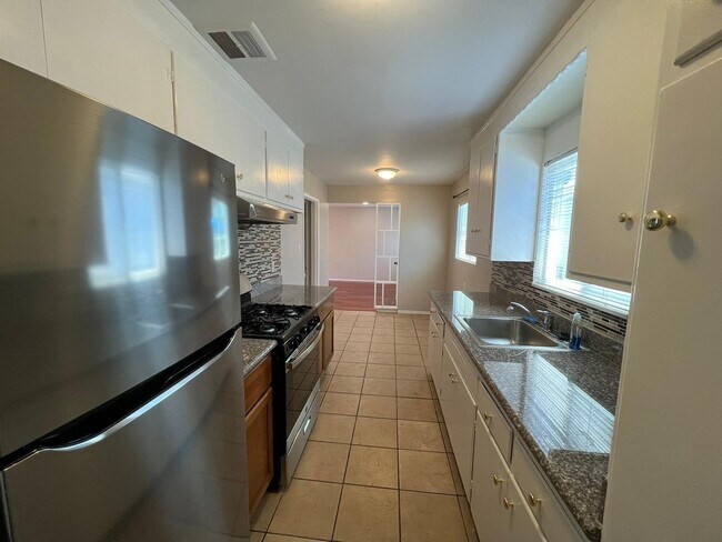 Building Photo - Single level condo