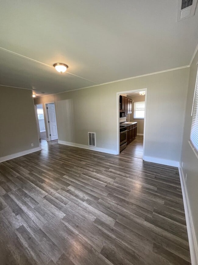 Building Photo - 3 Bedroom Home with Backyard and Garage - ...