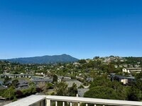 Building Photo - BEAUTIFUL UPPER 3BD/2BA UNIT PLUS BONUS ROOM. TIBURON CONDO. MT.TAM VIEWS!
