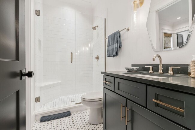 Building Photo - 5 Bedroom Home with Luxury Finishes in West End