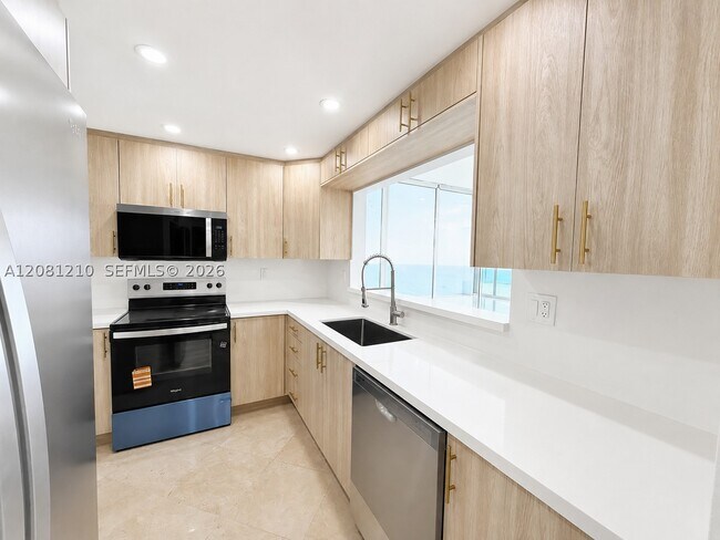 Building Photo - 5601 Collins Ave