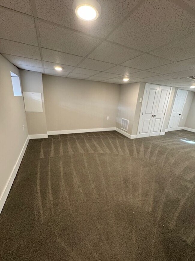 Building Photo - Beauty in Marconi Park West 3 Beds finishe...