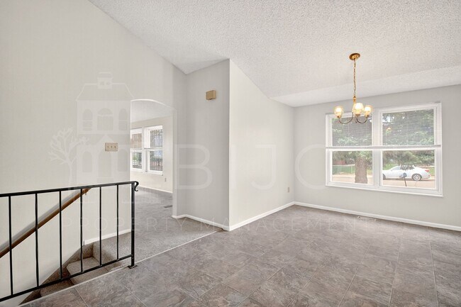 Building Photo - NEW Carpet and Paint!!!