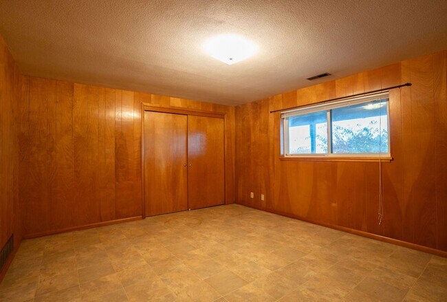 Building Photo - 610 N Aurora Ave
