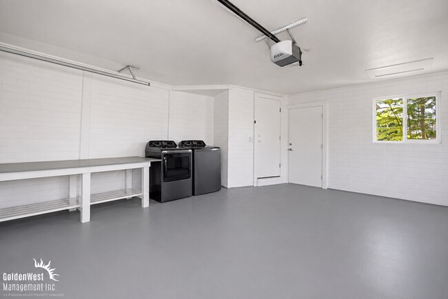 Building Photo - Stylishly Updated 3Bdm 2Ba Main Home in San Diego - MI Special!