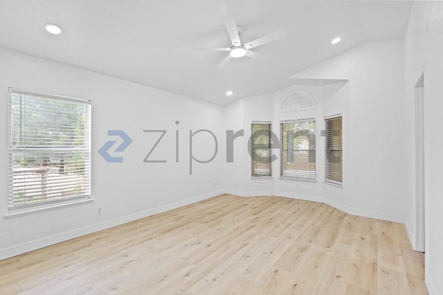 Building Photo - Unit
