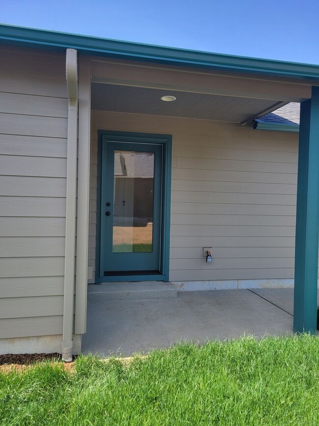 Building Photo - Beautiful 3 Bedroom Home