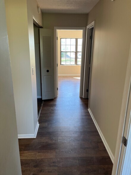 Building Photo - 1014A Windview Pl